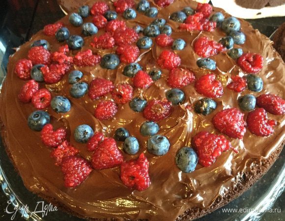 Распределите по 100 г малины и голубики.