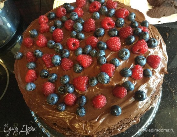 Уложите следующий бисквит и повторите процедуру, и т.д. Самые красивые ягодки выложите сверху.