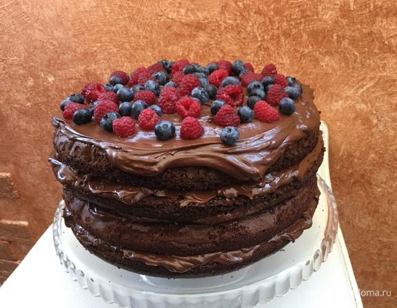 До подачи поставьте торт в холодильник хотя бы на 1 час.