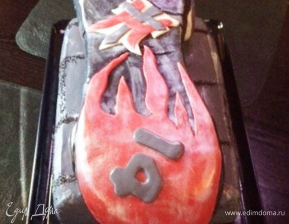 А это уже торт целиком, не выдержал нагрузки при транспортировке и неимоверной жары. В итоге пошли трещины. Меня это расстроило, конечно, но на вкусе точно не отразилось. Оба яруса оказались вкусными. Именинник и гости довольны, а что еще нужно?!
Хочу попросить прощения за отсутствие фото в разрезе, т. к. резали в ресторане, фотографировать было очень мне неудобно, не все бы поняли. А разрез — такой полосатик получился, светлое тесто и кромка красивого смородинового крема, разрез мне понравился. 