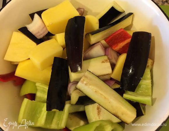 Сложить в миску овощи, посолить и перемешать.