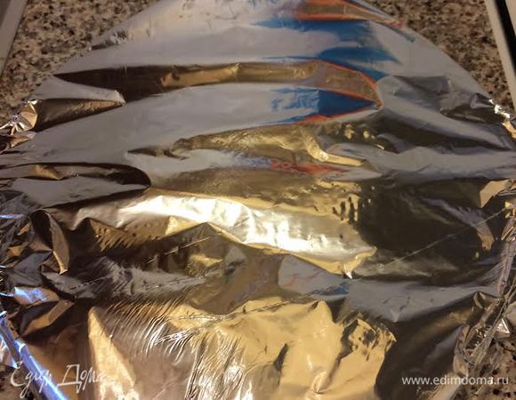 Томат смешать с водой и залить овощи с мясом. Плотно закрыть фольгой и отправить в духовку на 2 часа.