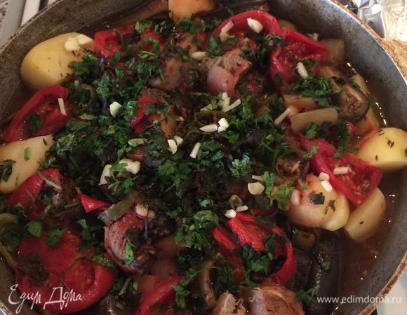 Спустя 2 часа снять фольгу, посыпать оставшейся зеленью, чесноком и отправить в духовку еще на 10 минут.