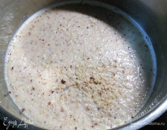 600 мл молока разогреть со щепоткой соли и сахаром. Сахар должен полностью растаять, снять с огня и дать 5 мин постоять, затем выложить ореховую крошку, перемешать и оставить на 1 час настаиваться. 