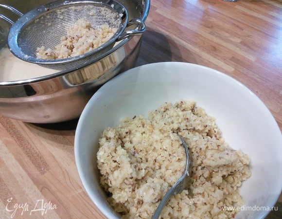 Молоко процедить через сито, орешки ни в коем случае не выбрасывать! Перелить молоко обратно в кастрюлю. 