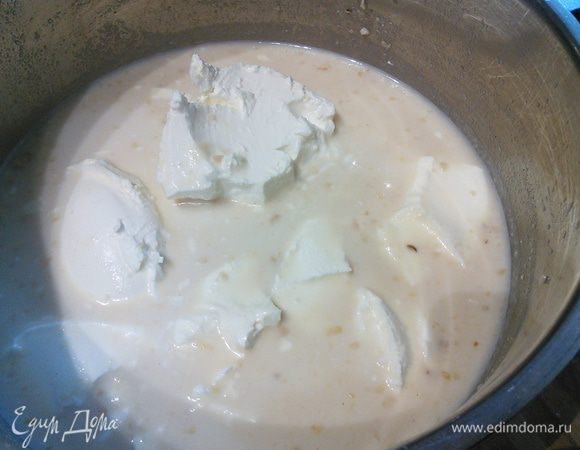 Добавить маскарпоне (думаю, подойдет любой из некислых сливочных сыров), размешать до однородности и поставить кастрюлю на средний огонь разогреваться. 