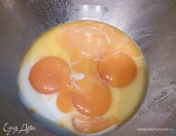 В это время взбить желтки (у меня 5, т. к. яйца крупные) с оставшимся молоком. 