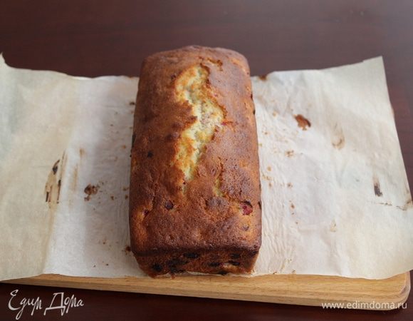 Готовность проверить при помощи деревянной шпажки, она должна выйти сухой из середины кекса.