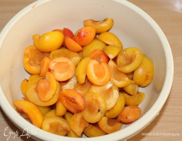 Из абрикосов удалить косточки, разрезать на половинки.