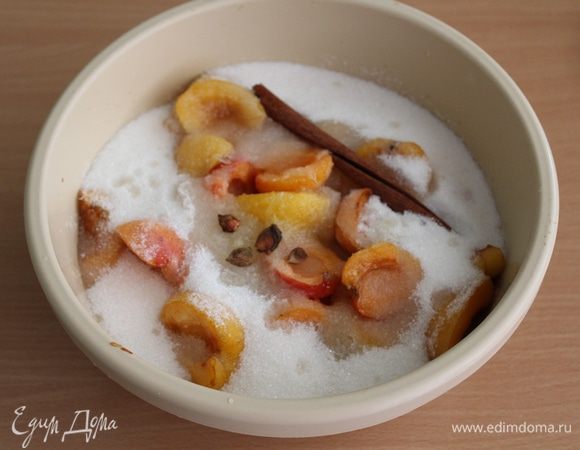 Добавить сахар, выдавить сок лимона, положить корицу и бадьян, оставить на 2 часа, чтобы абрикосы пустили сок.