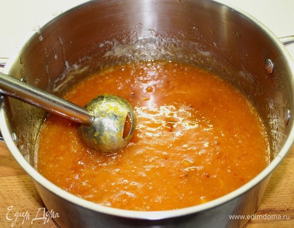 Вынуть корицу и бадьян, пюрировать абрикосы погружным блендером, проварить еще 5 минут, выключить огонь, разлить джем по стерильным банкам. Перевернуть баночки крышками вниз, дать джему полностью остыть. Убрать в прохладное место.