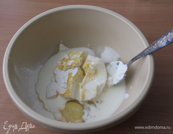 В чашку положить рикотту, яйца, добавить сахар, сливки, пудинг, все перемешать.