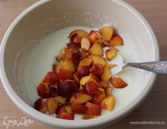 Нарезанные нектарины добавить к творожной начинке и еще раз перемешать.
