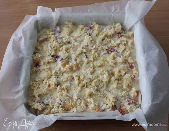 Достать из морозилки замороженный кусок теста и натереть его через крупную терку на творожную начинку. Форму поставить в нагретую духовку до 180°С на 40 — 50 минут до золотистой верхней корочки.
