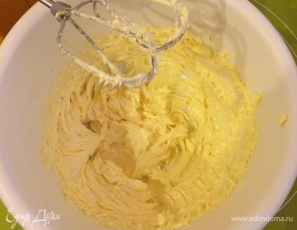 Масло слегка взбить.