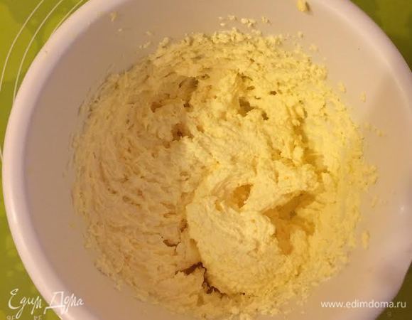 Добавить желтки, сметану, соду (не полную ложку) с уксусом, еще раз слегка взбить.