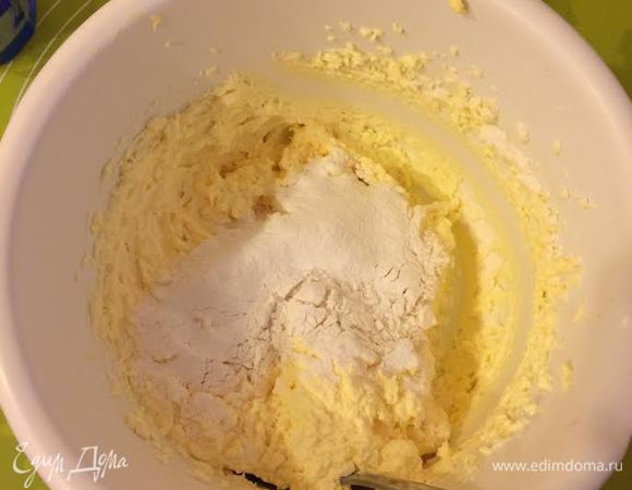 Мука просеть с солью. Начать постепенно добавлять мука.