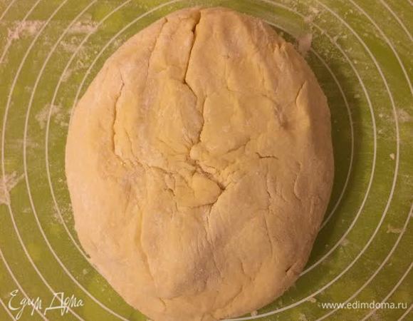 Замесить гладкое, нежно тесто (долго не месить). Муки может уйти чуть меньше или чуть больше. Завернуть тесто в пленку и отправить в холодильник на 40 минут.