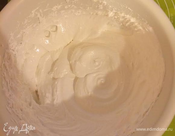 Белки взбить в крепкую пену, затем постпенно  начать добавлять сахарную пудру. В конце добавить крахмал.