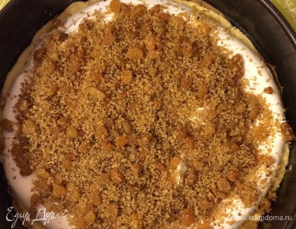 Сверху выложить половину взбитых белков, затем половину орехов с изюмом.