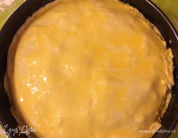 Затем раскатать вторую часть теста, выложить сверху на начинку, затем выложить оставшиеся белки,орехи и изюм. Раскатать третью часть теста, накрыть  начинку. Желток взбить с молоком и смазать сверху тесто.