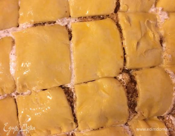 Затем очень аккуратно, большим, острым ножом, смоченным в воде, разрезать пахлаву на желаемые куски.