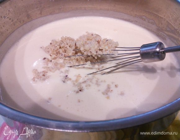 Тут у меня дрогнула рука и я добавила 2 ст. л. орешков:), остальные переложила в контейнер и отправила в морозилку. Обязательно с ними что-то испеку. В оригинальном рецепте орешки в мороженое не возвращаются, у него и так очень насыщенный ореховый вкус и аромат. 
Перелить мороженое в контейнер и отправить в морозилку. Каждый час перемешивать, чтобы избежать кристаллизации. 