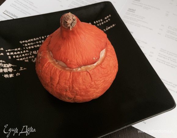 Готовое блюдо достать из духовно шкафа и дать немного остыть. Запеканка будет намного вкуснее, если оставить ее на несколько часов в холодильнике, а после подать с медом. 