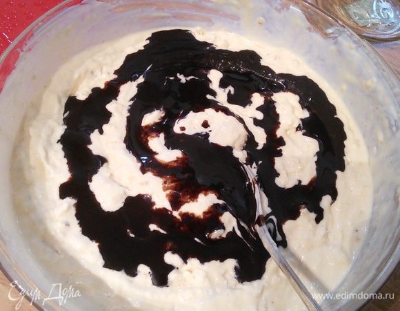 Для шоколадного соуса (я использовала свой шоколадный сироп http://www.edimdoma.ru/retsepty/80825-shokoladnyy-sirop) растопить шоколад со сливками. Количество сливок зависит от их густоты. Дать остыть. Через часа 3 — 4, когда мороженое  схватится, еще разок его перемешать и влить половину шоколадного соуса. 