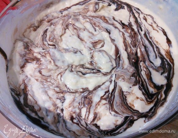 Ножом или палочкой сделать разводы поглубже и влить оставшийся соус. Так же сделать разводы, теперь сверху. Отправить в морозилку до полной заморозки. 