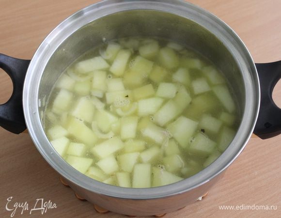 Теперь добавляем бульон, вино, поперчить, посолить довести до кипения и потомить под крышкой 20 минут.