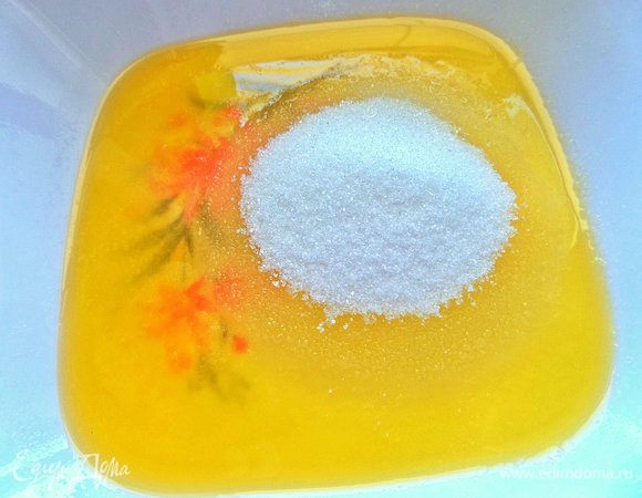 Растереть с мелким сахаром.