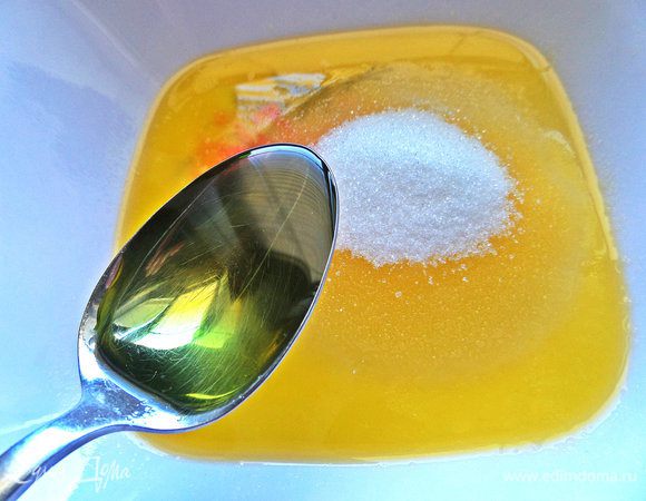 Влить оливковое масло.