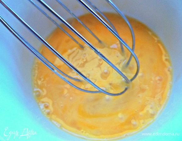 Яйцо взбить.