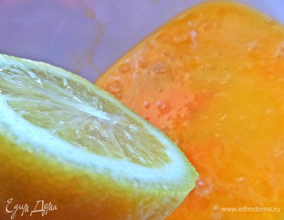 Выжать ложку сока из лимона.