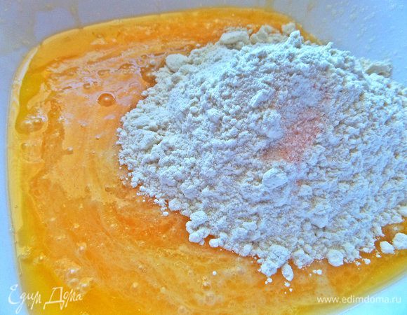 Всыпать партиями просеянную муку с солью.