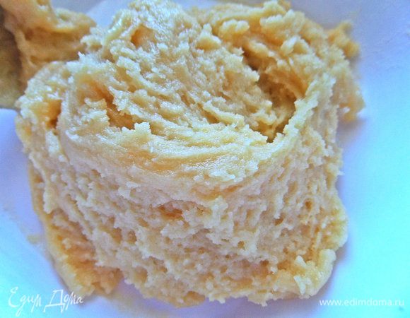 Готовое тесто убрать в холодильник на несколько минут.