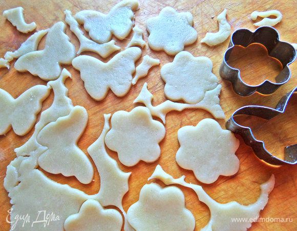 Из обрезков вырезать любые фигурки формочками. Можно просто кружочки.