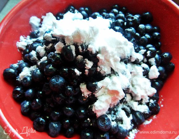 Чернику промыть, просушить, смешать с крахмалом.