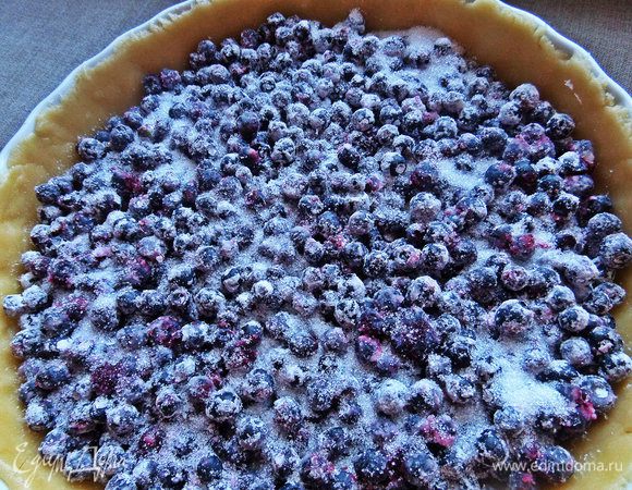 Посыпать сахаром по желанию.