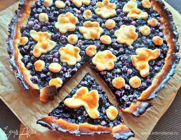 Остужаем, переносим на плоскую тарелку. Я по-простому нарезала на бумаге, так как кростата хрупкая и всегда крошится.