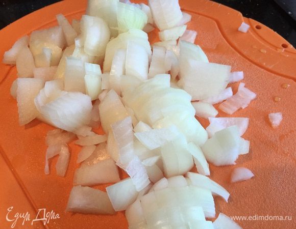 Мелко нарежьте лук. Разогрейте в сковороде на среднем огне 2 ст. л. Растительного масла и обжарьте лук до золотистости.