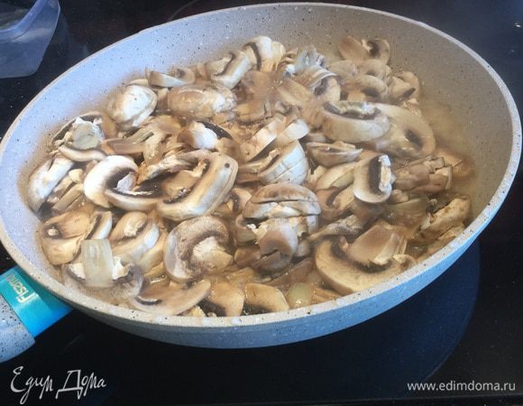 Тонко нарежьте грибы и добавьте к луку и жарьте пока не дадут сок. Посолите и поперчите, жарьте до готовности, около 10 минут.
