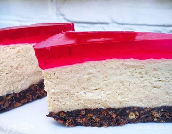 Автор предлагает украсить чизкейк растопленным белым шоколадом. Я решила залить его вишневым желе.
Приятного аппетита!