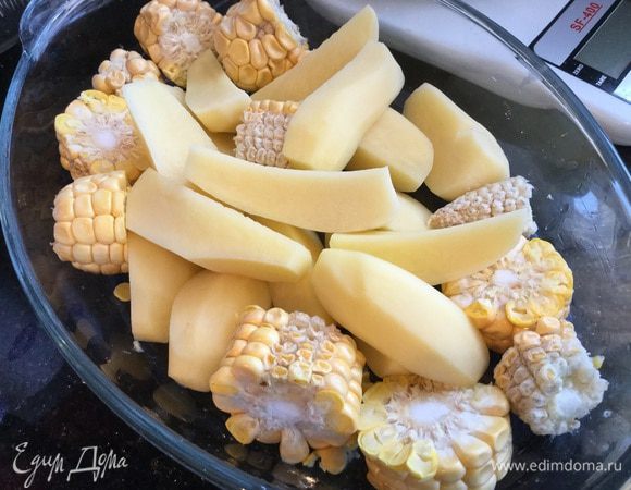 Кукурузу и картофель почистите, нарежьте ломтиками и выложите в форму для запекания.