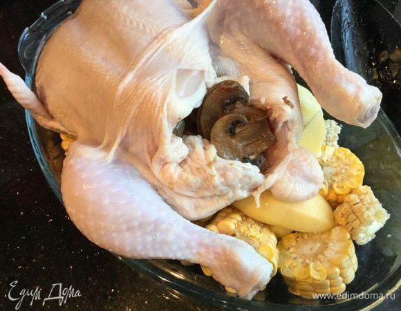 Тушку курицы начините жареными грибами.