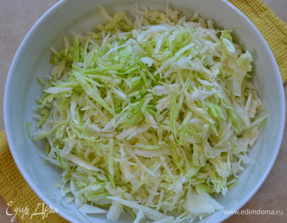 Капусту тонко нашинковать. Сейчас в сезон молодой капусты салат получается особенно вкусным! 
