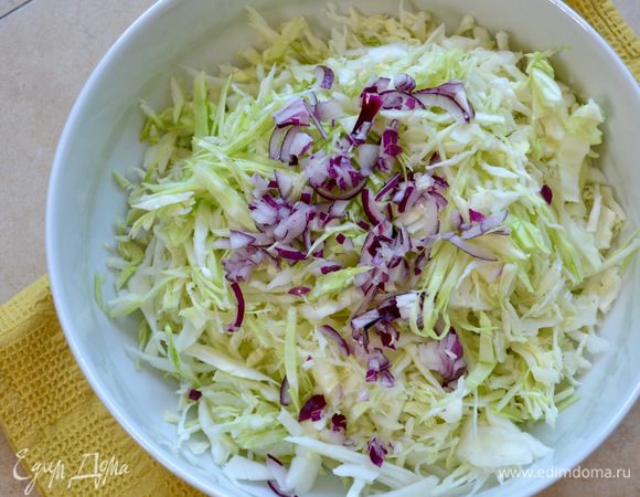 Я еще от себя добавляю в салат немного красного лука — половинку небольшой луковицы (по желанию).