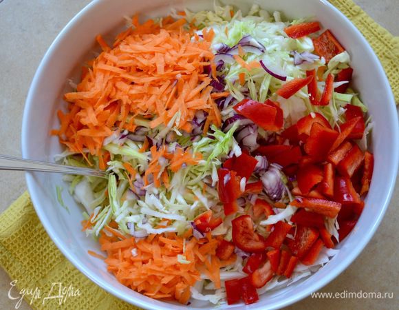 Добавить в миску салатом остальные овощи; натертую на крупной терке морковь и нарезанный небольшими кубиками сладкий перец.