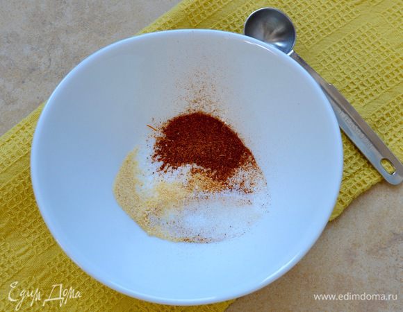 Отдельно в мисочке смешать соль, сахар, перец, порошок чесночный. Должна сказать, что на мой вкус все специи подобраны идеально, но Вы можете попробовать что-то добавить или убрать и на свой вкус.